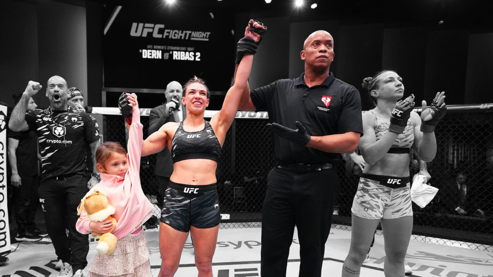 Mackenzie Dern tähistab võitu Amanda Ribase üle UFC Fight Night: Dern vs. Ribas 2 peamatšis, hoides käes oma tütrekest. Dramaatiline alistus viimase sekundi armbariga kinnitab tema koha kergkaalu tippretendentide seas.