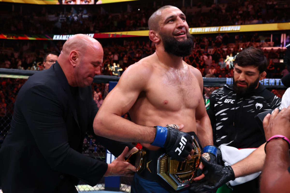 Chimaev’s UFC 319 Stats: Record Strikes & Takedown Dominance A detailed statistical analysis of Khamzat Chimaev’s record-setting performance at UFC 319. See how Chimaev landed 529 strikes, hit 12 of 17 takedowns, and controlled Dricus du Plessis on the ground for over 21 minutes – compared against past UFC records and fights.