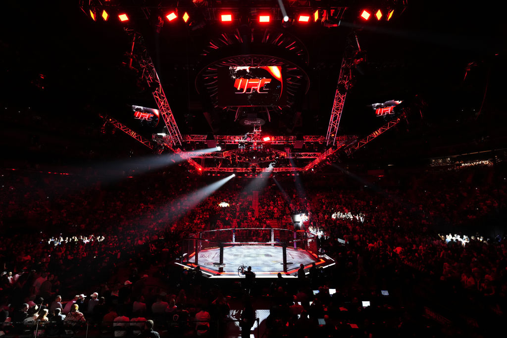 UFC octagon size explained 25-foot vs 30-foot cage
